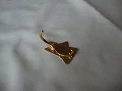 Vtg Samuel Huang Designer Cloisonne Triangles White & Black Gold Tone Scarf Clip