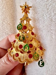MYLU DANGLY PEACE CHARMS CHRISTMAS TREE BROOCH RAREST MINTY MINTY ENAMEL HTF VTG