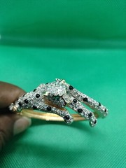 Vtg Two Tone Metal And Crystals, Gold Plated 6,5 Inner Circumference And An Oval