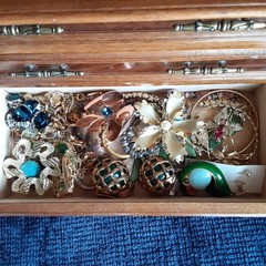 LARGE WOOD JEWELRY BOX FILLED with VINTAGE 150+ PIECES COSTUME JEWELRY