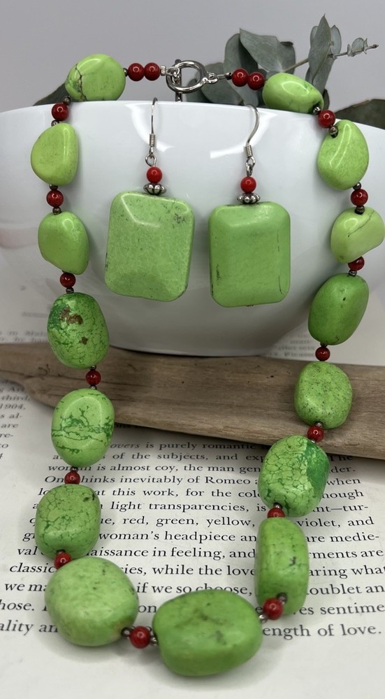 Vintage Green Necklace & Pierced Earrings Set Green Howlite Jewelry 💚