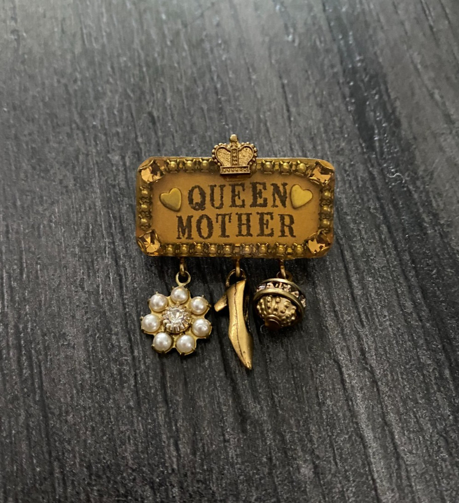 Maximal Art Queen Mother Pin Brooch Vintage Gold Tone Crown W/ Dangle Charms