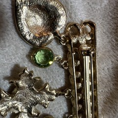 1988 D & E Juliana DeLizza and Elster Soldered Chain Bar Pin Dangling D&E Charms