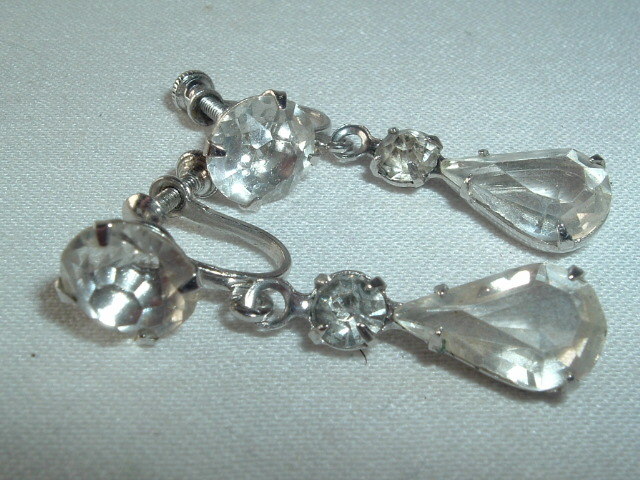 VINTAGE RHINESTONE GLASS TEAR DROP DANGLE SCREW BACK EARRINGS SILVER TONE