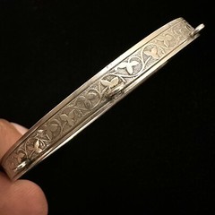 NICE UNIQUE VINTAGE ESTATE STERLING SILVER IVY OVAL CHARM BANGLE BRACELET 7.25”