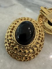 VTG Les Bernard Black Cabochon Gold Mesh Clip On Earrings Signed 80s Runway