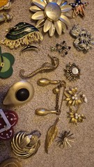 Vintage Brooches Set Mixed Lot Materials Metal Wood Plastic Gold Tone