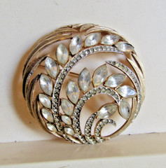 Vintage round swirly brooch pin rhinestones VG 2.25″ diameter pretty unbranded