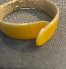 SIGNED WEISS BRACELET YELLOW ENAMEL OVER GOLDTONE CLAMPER VINTAGE FITS ALL
