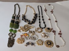Vintage To Now Mixed Jewelry Lot 17 Pieces Most Signed Resell Wear