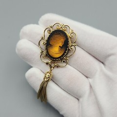 Vintage Whiting & Davis Amber Glass Hologram Cameo Brooch Tassel Gold Tone Pin