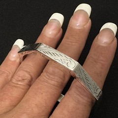 VINTAGE ESTATE STERLING SILVER HAND CARVED PUFFY OCTAGON BANGLE BRACELET 7 1/8”