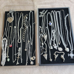 #21 VINTAGE LOT OF 28 pcs. OF MIXED JEWLERY NECKLACES ETC. FROM A LOCAL ESTATE