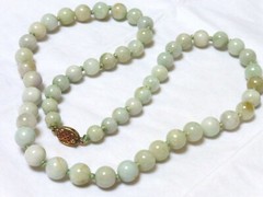 CHINESE VINTAGE NATURAL GREEN JADE 8mm-10mm BEAD NECKLACE, 65 grams