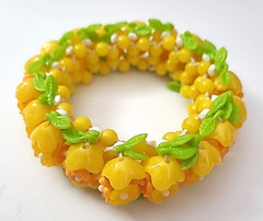 Vintage Women’s Stretch Bracelet UV Glow Multicolor Lucite Plastic Flower Leaves