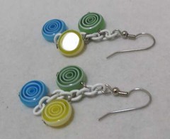 Vtg Green Yellow Blue Bull’s-Eye Inlaid Plastic Disks White Chain Dangle Earring