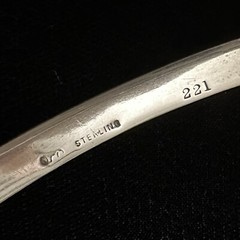 NICE UNIQUE VINTAGE ESTATE STERLING SILVER IVY OVAL CHARM BANGLE BRACELET 7.25”