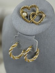 AAI Goldtone Rope double Heart & Faux Pearl Brooch & Gold White Hoop Earrings