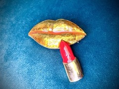 Amazing Graphic Pop Art Golden Lips & Red Lipstick Vintage Brooch