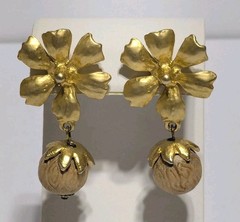 Vintage Gold Tone Flower & Wood Bead Stud Dangle Earrings 2″. BOHO. 70’s.