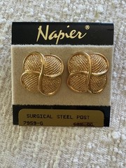 Vtg NAPIER Textured Gold Tone Leaf Wreath Pierced Post Earrings