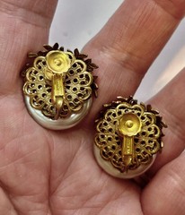 VINTAGE MIRIAM HASKELL PEARL CENTER SCREW BACK EARRINGS SET IN GOLD TONE SIGNED