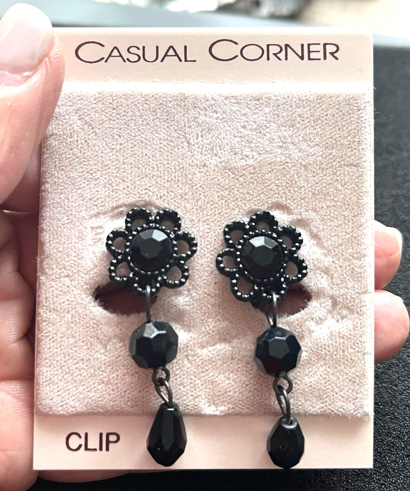 Vintage Casual Corner clip On earrings Black Dangle