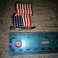 Vintage Detailed Gold Tone USA American Flag Brooch, Enamel & Rhinestone 1.5″