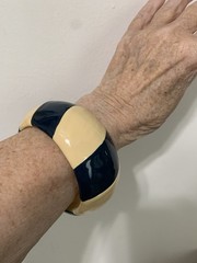 Erwin Pearl, Signed,Hand Painted Chunky Bangle Bracelet 8”in Bangle,Crème& Blue.