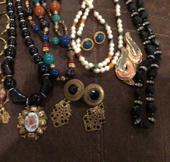 Vintage Style Costume Jewelry Lot – Necklaces, Bracelet, Brooches, earing– Mixed