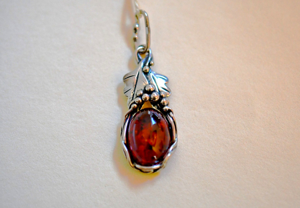 AMBERGRAND POLAND STERLING SILVER BALTIC AMBER GRAPES LEAVES PENDANT. BRAND NEW