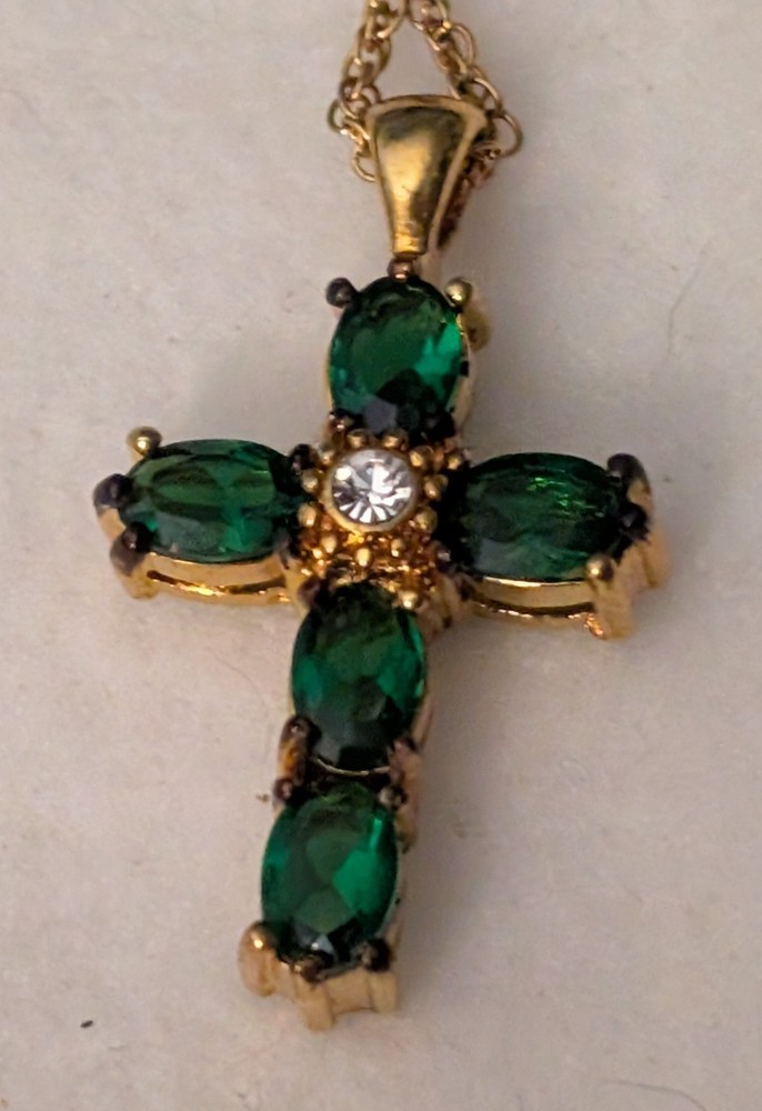 Avon 2003 Green Stones Cross Pendant Gold Tone 18 ” Necklace. Vintage