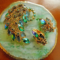 VINTAGE 1960s JULIANA BLUE AURORA BOREALIS BROOCH EARRING SET FILAGREE FEATHER