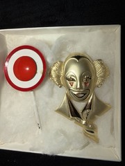 Vintage Gold Tone Clown Face Brooch Pin Red & White Accents Circus Them