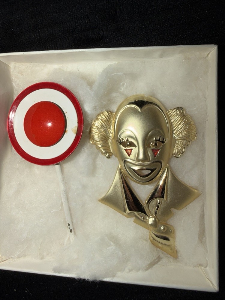 Vintage Gold Tone Clown Face Brooch Pin Red & White Accents Circus Them