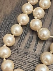 LES BERNARD FAUX PEARL GOLD TONE (WEAR NOTED) RAM HEAD CLASP NECKLACE 34IN LONG