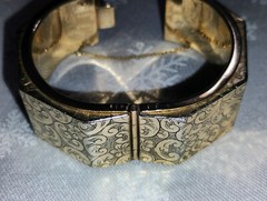 BEAUTIFUL VINTAGE HOBE SIGNED GOLD HINGE ENGRAVED BRACELET