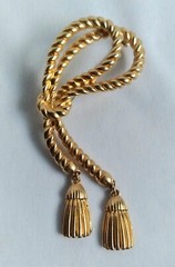 Vintage Knotted Cable Rope Double Dangle Tassel Charms Gold Tone Brooch Unsigned