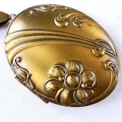 Pretty Brass Toned Picture Locket LARGE Floral Design 22″ Chain Gold Tone 2.5″