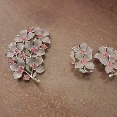 Sarah Coventry Signed Floral Brooch & Clip-On Earrings Set Silver Tone Pink