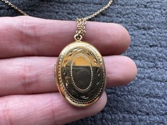 Vintage 12K Gold Filled Hand Etched Oval Locket Pendant Necklace With 20in Chain