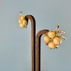 Vintage Earrings Thermoset Clover Flower Gold Tone Clip On Faux Seed Pearl