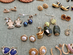 LOT OF 100+ VINTAGE GOLD TONE EARRING PAIRS FOR PIERCED EARS N189