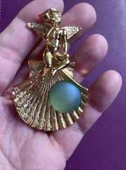 KIRKS FOLLY ANGEL FAIRY SITTING ON SEA SHELL GREEN BROOCH PENDANT GORGEOUS