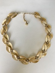 Crown Trifari Gold Trifanium Leaf Panel Link Collar Choker Brushed Polished Tone