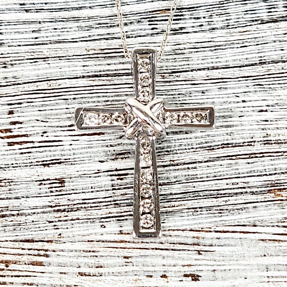 Vintage 10K White Gold .33 Ctw Diamond Cross Pendant Chain Necklace 20.25″ God