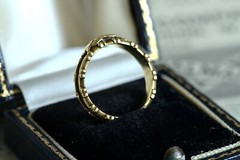 UNUSUAL ANTIQUE EARLY VICTORIAN ENGLISH 15K GOLD SCROLLING MOURNING RING c1840