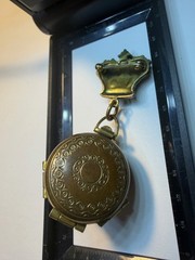 Coro Locket Brooch with Crown Head and 4 Picture Capacity – Good Vintage Cond.