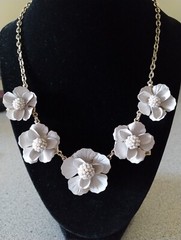 The Limited Faux Pearl Ball Center of A Creamy Beige Flower Choker Necklace #192