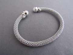 VINTAGE ITALY STERLING POPCORN MESH FLEX HOWLITE TIPPED BANGLE CUFF BRACELET